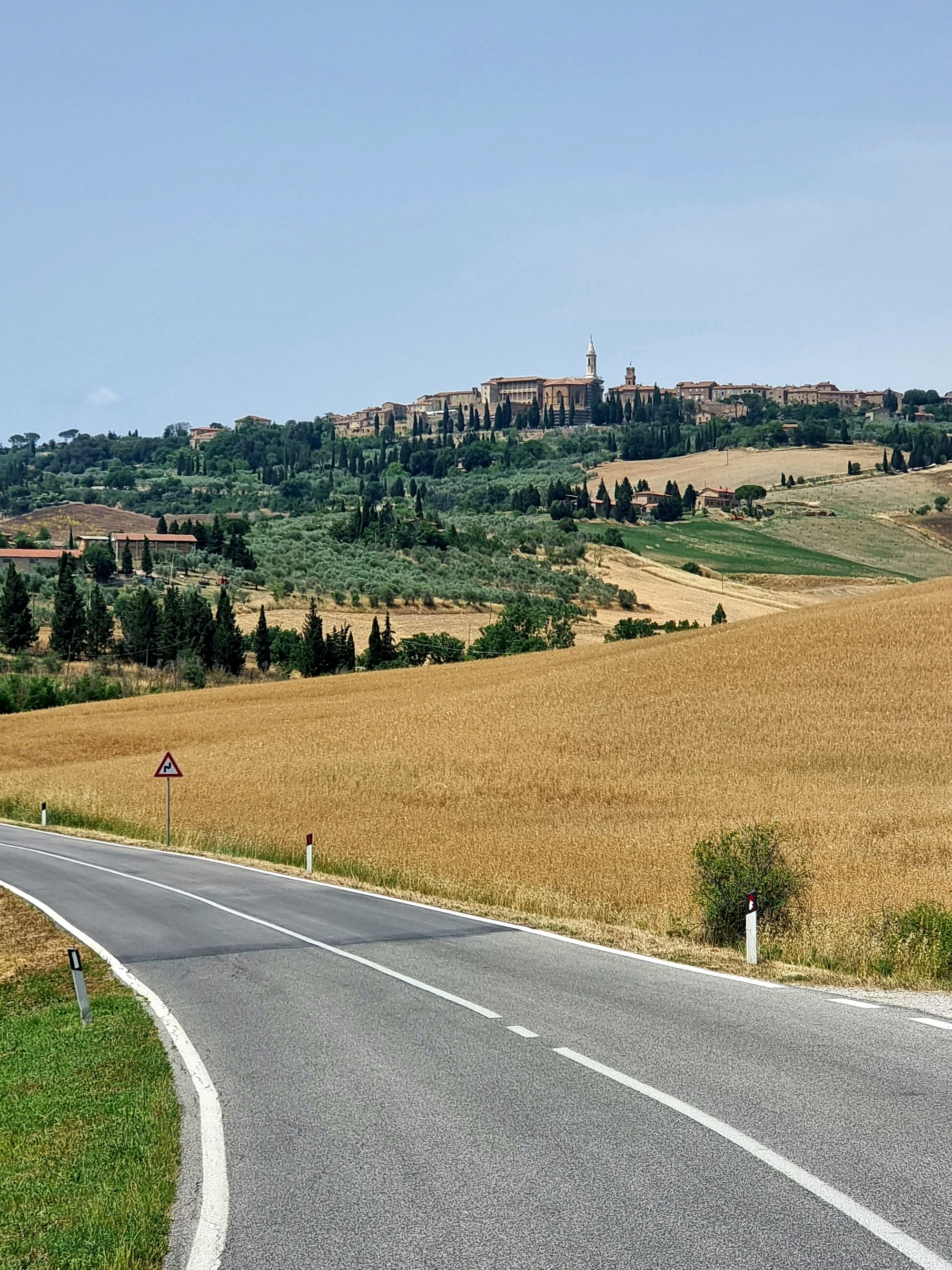 Una strada fra le colline del Lazio
